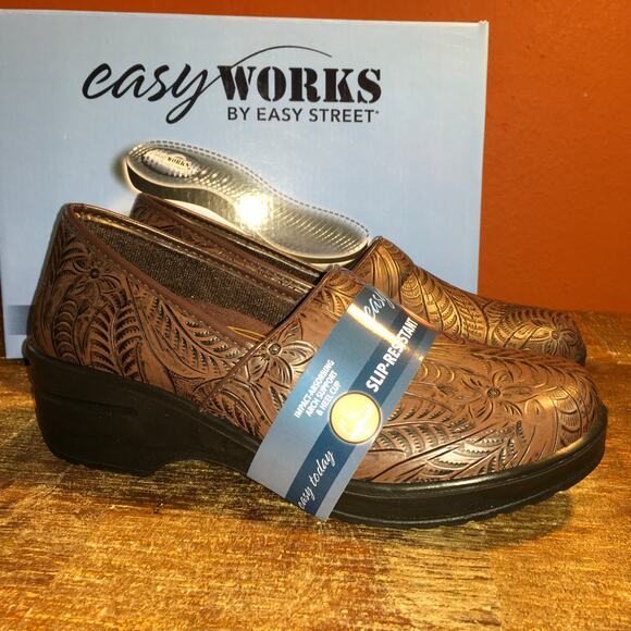 Easy Works Lyndee Clog Brown Tooled Womens 9 Nursing Shoe Non Slip NIB NEW Box - Picture 1 of 12